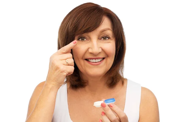 Boldog idősebb nőt alkalmazó kontaktlencsék — Stock Fotó