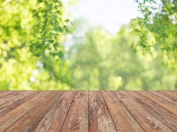 Wooden table with blurred summer park background — Stock Photo, Image