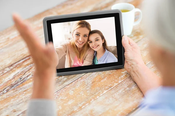 Familia que tiene videollamada en tableta — Foto de Stock