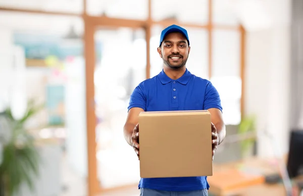 Homem de entrega indiana com caixa de encomendas no escritório — Fotografia de Stock