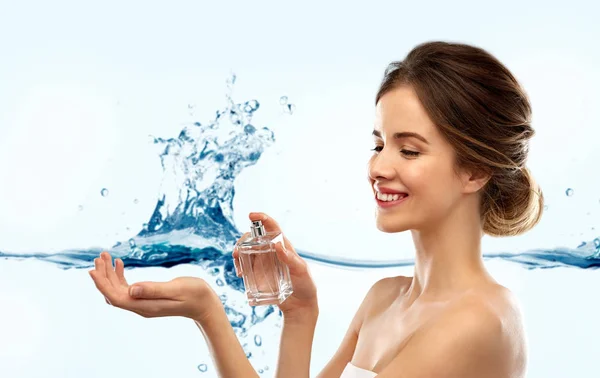Mulher feliz com perfume sobre respingo de água — Fotografia de Stock