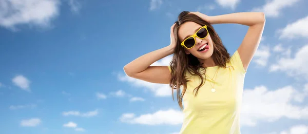 Adolescente en gafas de sol amarillas y camiseta —  Fotos de Stock