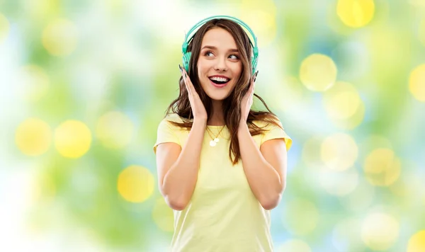 Glad ung kvinna eller tonårsflicka med hörlurar — Stockfoto
