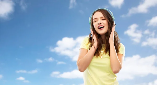 Feliz joven mujer o adolescente con auriculares —  Fotos de Stock