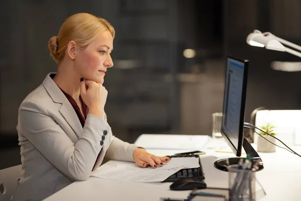 Businesswoman at computer working at night office — Stock Photo, Image