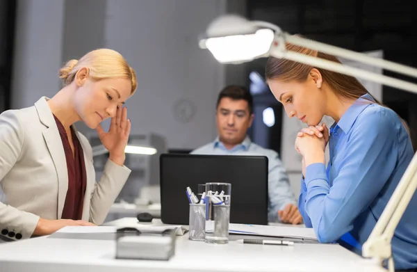 Business-team med laptop jobbar sent på kontoret — Stockfoto