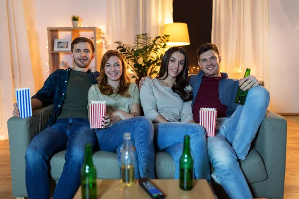 Vänner med öl och popcorn titta på tv hemma — Stockfoto