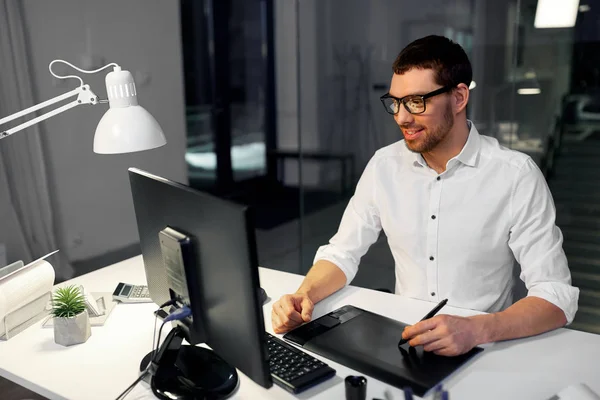 Diseñador con ordenador y pen tablet en la oficina —  Fotos de Stock