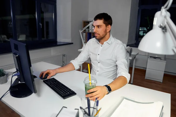 Επιχειρηματίας με τον υπολογιστή γραφείου νύχτα — Φωτογραφία Αρχείου