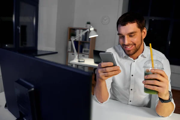 商人与饮料使用智能手机在办公室 — 图库照片