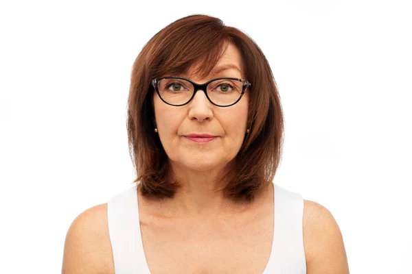 Retrato de mujer mayor en gafas sobre blanco — Foto de Stock