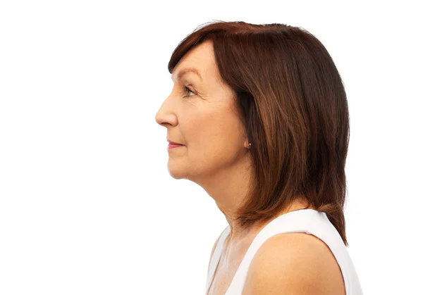 Profil av senior kvinna över vit bakgrund — Stockfoto