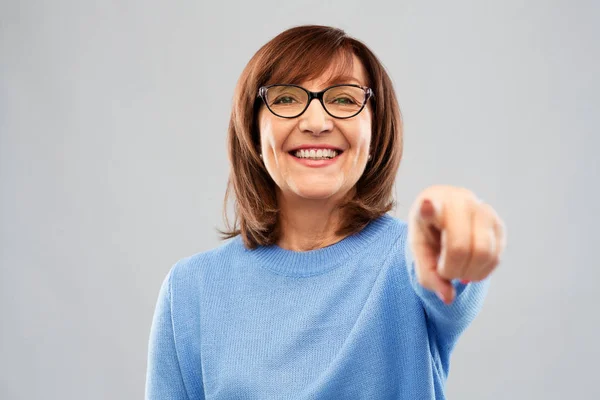 Mujer mayor en gafas señalándote con el dedo — Foto de Stock