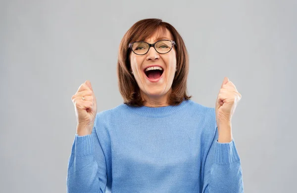 Retrato de mulher idosa feliz celebrando triunfo — Fotografia de Stock