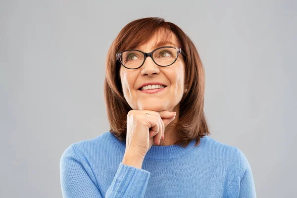 Retrato de mulher sênior em óculos sonhando — Fotografia de Stock