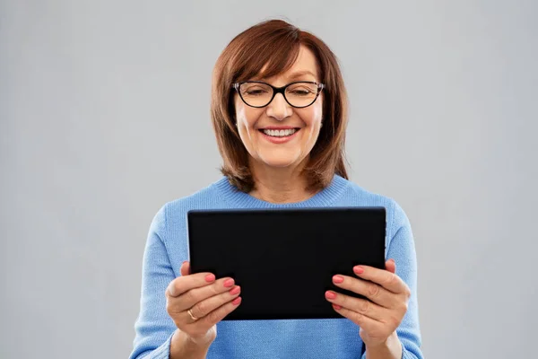 Senior kvinna i glas med Tablet PC-dator — Stockfoto