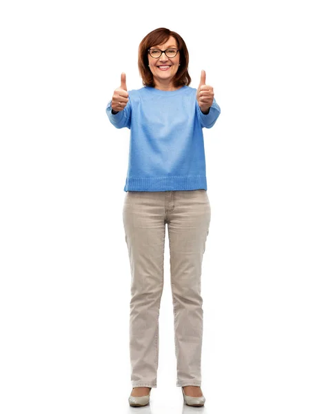 Счастливая улыбающаяся пожилая женщина показывает вверх большие пальцы — стоковое фото