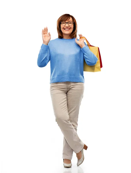 Verkauf Und Altenkonzept Lächelnde Seniorin Brille Mit Einkaufstaschen Vor Weißem — Stockfoto