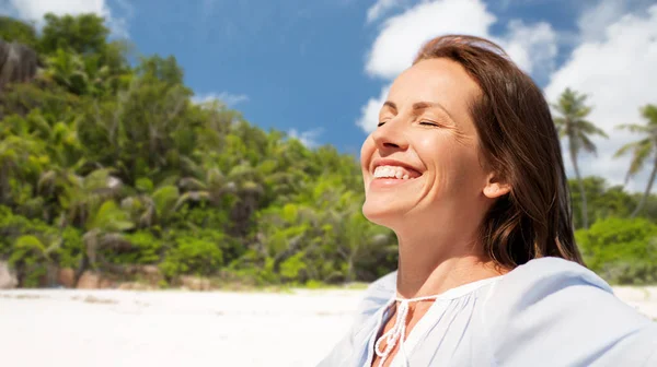 Ευτυχισμένη γυναίκα πάνω από το τροπικό νησί ΣΕΥΧΕΛΛΕΣ — Φωτογραφία Αρχείου