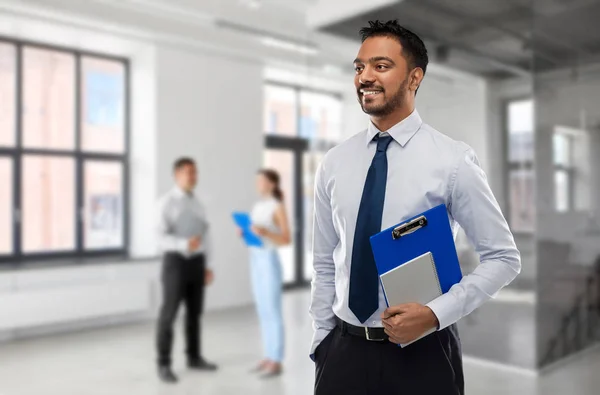 Indischer Geschäftsmann oder Makler im leeren Büroraum — Stockfoto