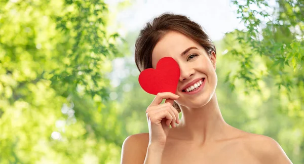 Schöne lächelnde Frau mit rotem Herz — Stockfoto