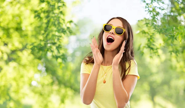 Adolescente étonnée en lunettes de soleil jaunes — Photo