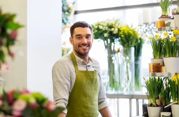 Florista hombre o vendedor en el mostrador de la tienda de flores — Foto de Stock