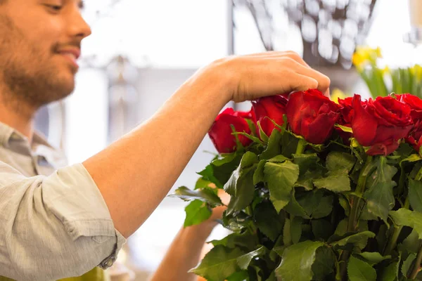 꽃집에서 플로리스트 또는 판매자 설정 빨간 장미 — 스톡 사진
