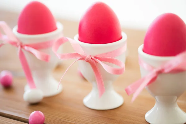 Paskalya yumurtaları sahipleri ve şeker masada bırakır — Stok fotoğraf