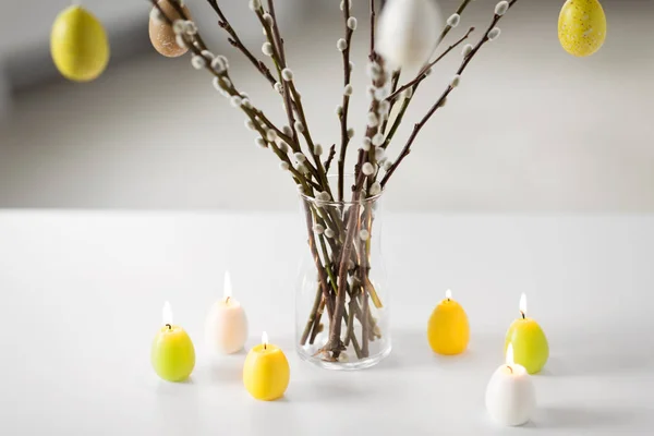 Paskalya yumurtaları tarafından dekore edilmiş Kukum dalları — Stok fotoğraf