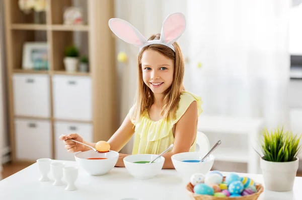 Mädchen färbt Ostereier mit Flüssigfarbstoff zu Hause — Stockfoto