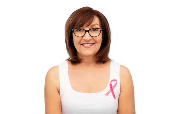 Vieille femme avec ruban rose de sensibilisation au cancer du sein — Photo