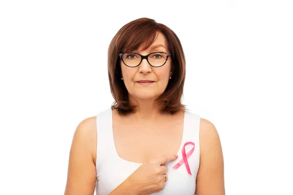 Oude vrouw met roze borst kanker bewustzijn lint — Stockfoto