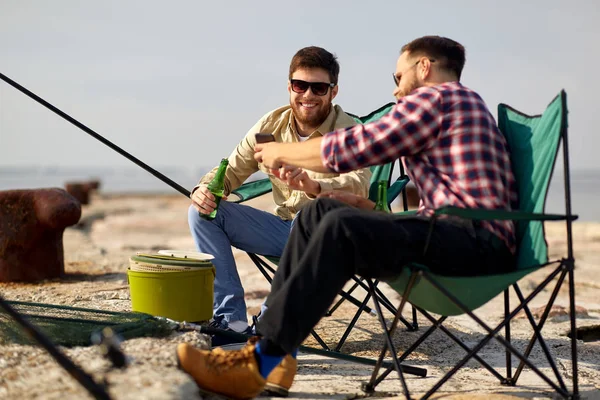 Amigos com smartphone e cerveja pesca no cais — Fotografia de Stock