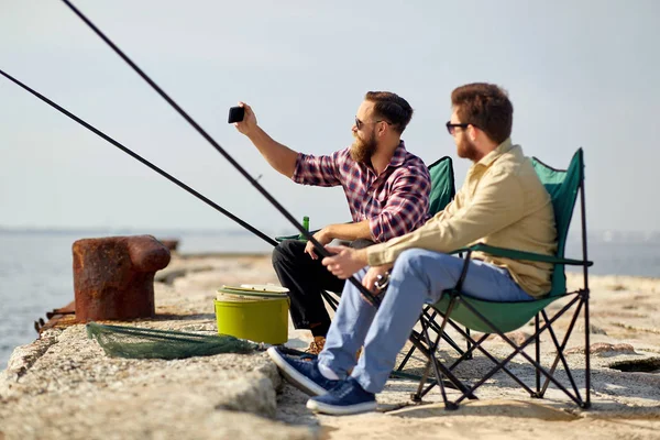 Amigos de pesca e tirar selfie por smartphone — Fotografia de Stock