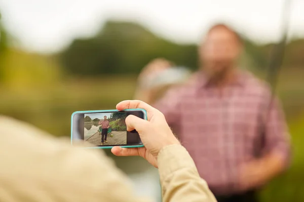 友人のスマート フォンで撮影漁師 — ストック写真