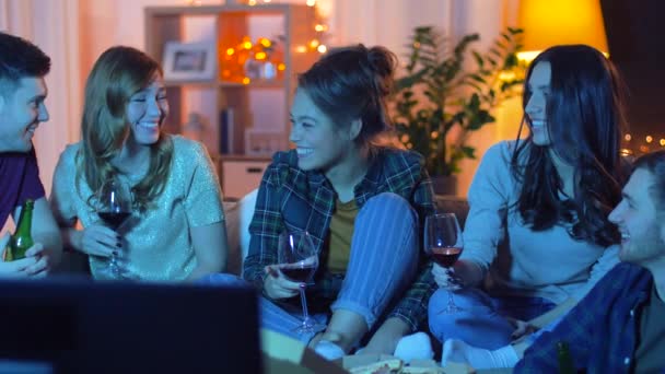 Друзі їдять піцу і п'ють вино вдома — стокове відео
