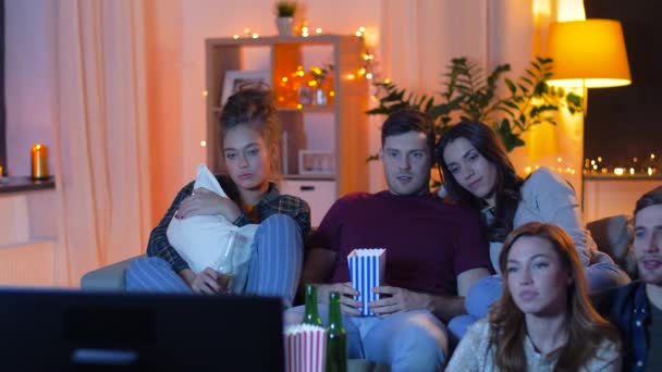 Amis avec bière et pop-corn regarder la télévision à la maison — Video