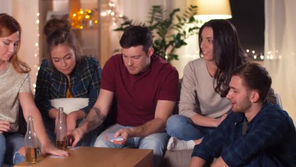 Amigos jugando a las cartas juego en casa por la noche — Vídeo de stock