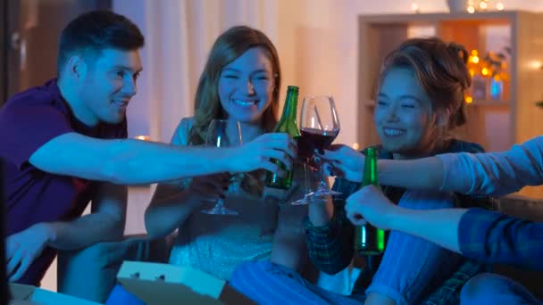 Amigos con bebidas y pizza viendo la televisión en casa — Vídeo de stock