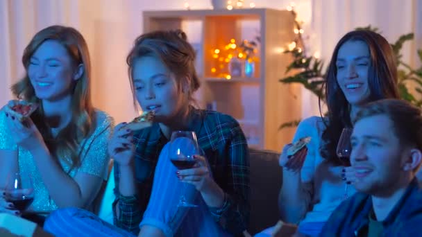 Vrienden eten van pizza en drinken wijn thuis — Stockvideo