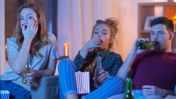 Freunde mit Bier und Popcorn vor dem heimischen Fernseher — Stockvideo