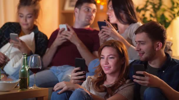 Amigos com smartphone assistindo tv em casa — Vídeo de Stock