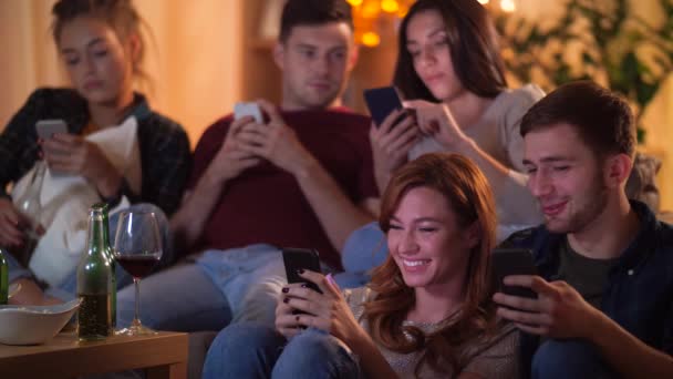 Przyjaciele z smartphone oglądania telewizji w domu — Wideo stockowe