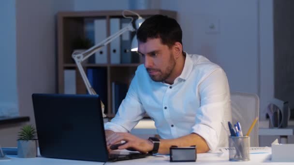 Homme d'affaires avec ordinateur portable travaillant au bureau de nuit — Video