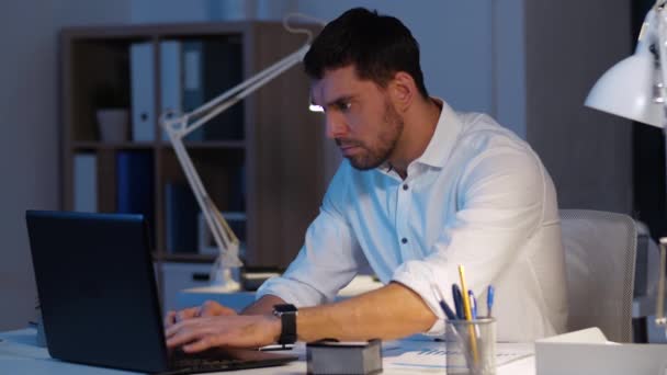 Homme d'affaires avec ordinateur portable travaillant au bureau de nuit — Video