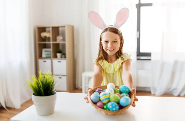 Felice ragazza con uova di Pasqua colorate a casa — Foto Stock