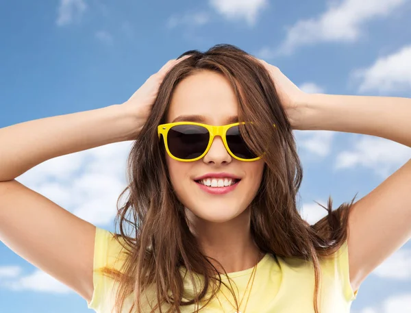 Genç kız sarı güneş gözlüğü ve t-shirt — Stok fotoğraf