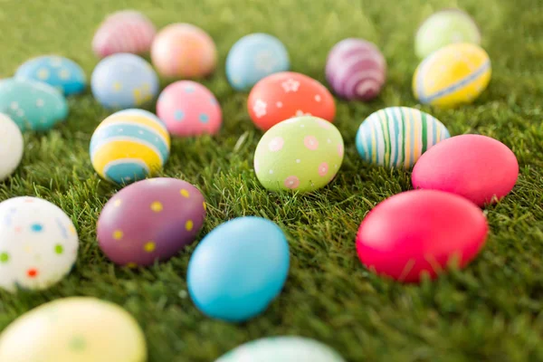 Huevos de Pascua de color sobre césped artificial —  Fotos de Stock