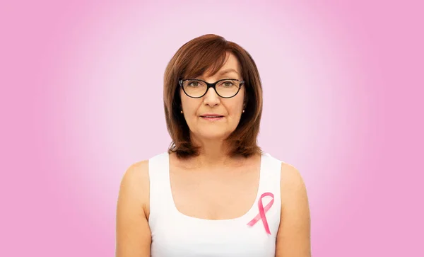 Donna anziana con nastro rosa di consapevolezza del cancro al seno — Foto Stock